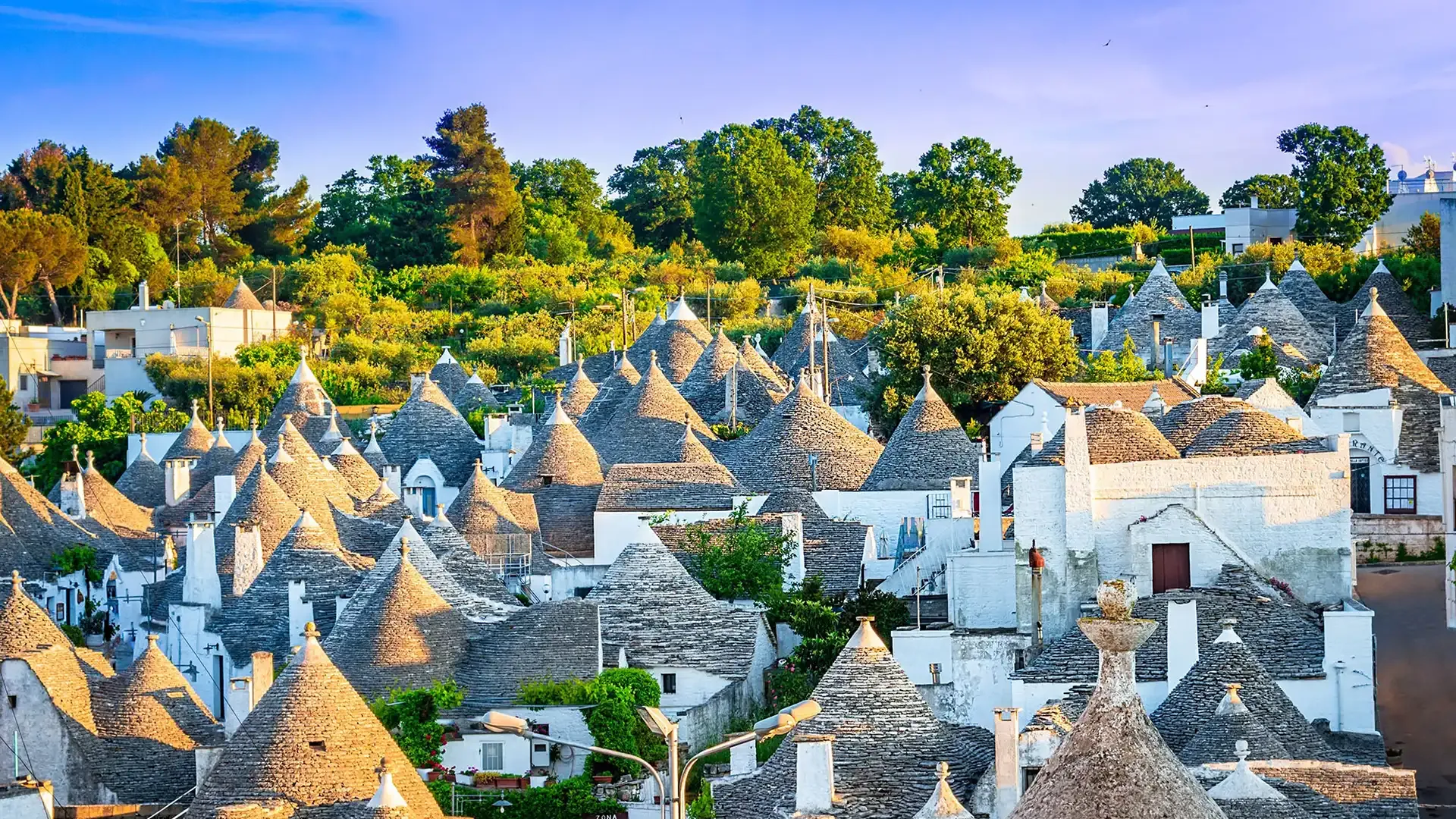 Trulli di Alberobello, case tradizionali con tetti conici in pietra.
