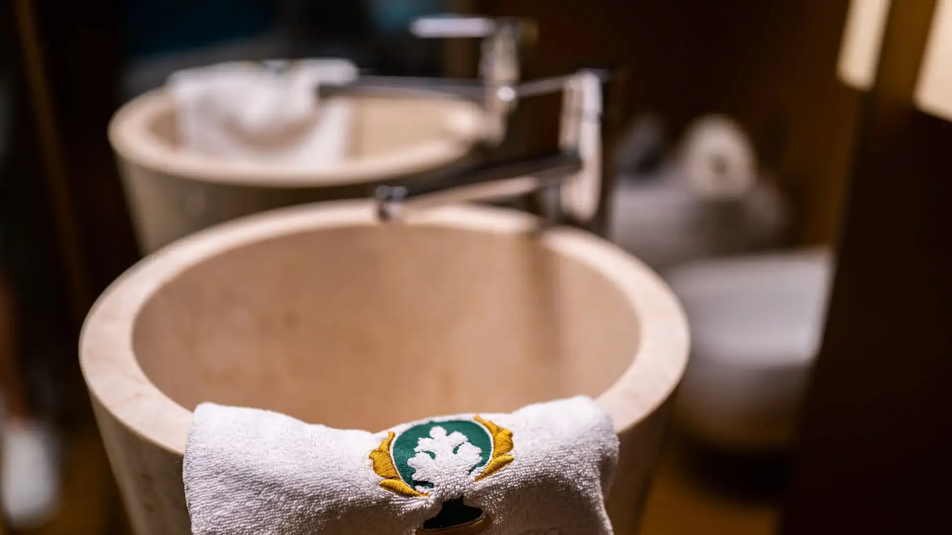 Sink with embroidered white towel from Palazzo Scotto.