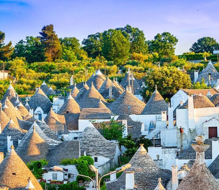 Trulli d'Alberobello, maisons traditionnelles en pierre avec toits coniques, Pouilles.