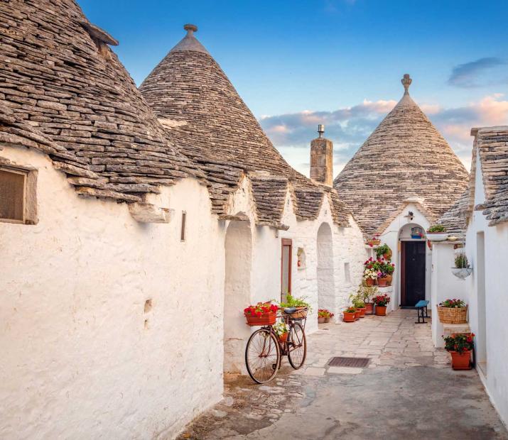 Trulli d'Alberobello, maisons en pierre avec toits coniques en Pouilles.