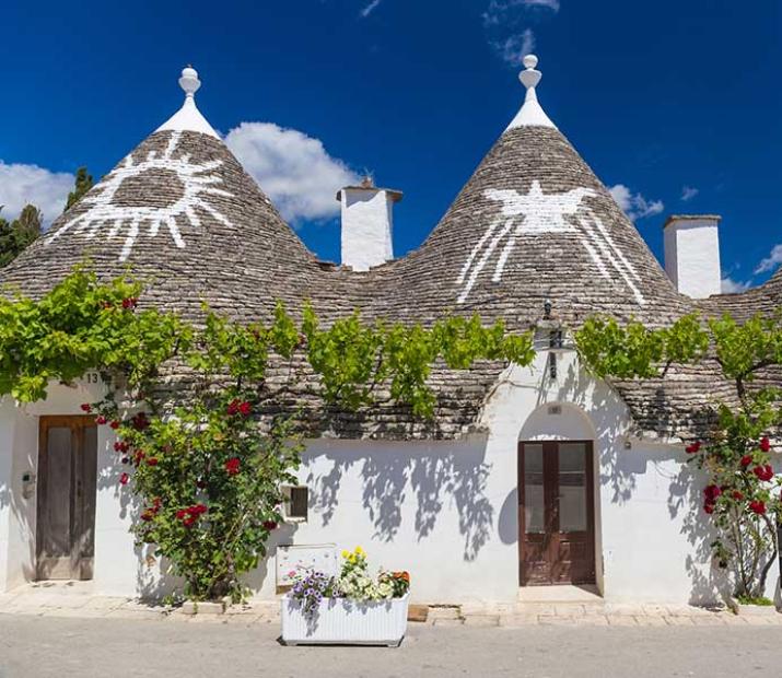 Trulli d'Alberobello avec toits coniques décorés, Pouilles, Italie.