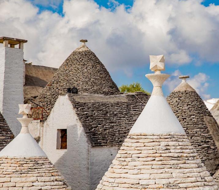 Trulli d'Alberobello avec leurs toits coniques en pierre caractéristiques.